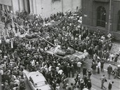 Dramatické události srpna 1968 v Praze - UCPANÉ PÍKOPY. Kdy to lo, vlezla...
