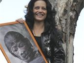 Lucie Bílá s fotografií gorilky Tatu pi jejím ktu.