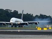 Nejvtí nákladní letadlo na svt - Airbus A380 pistálo v Singapuru.
