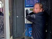 Bezdomovci vybírají telefonní automaty