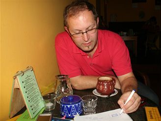 Jiří Boudník mi v kavárně Vesmírna kreslí strukturu mrakodrapů