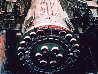 Raketa N-1 v montn hale - vimnte se 30 motor prvnho stupn