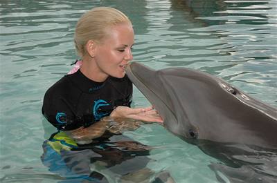 eská Miss se na Bahamách líbala s delfínem