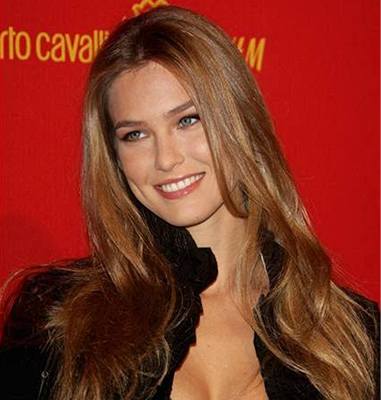 Modelka Bar Rafaeli na veírku Roberta Cavalliho