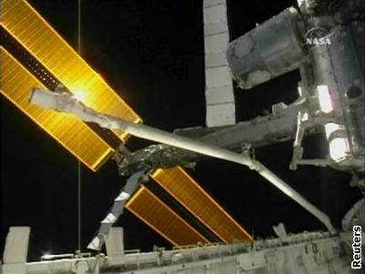 Mechanismus, který má problémy, otáí u ISS solárními panely. Ilsutraní foto