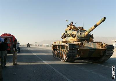Turecké tanky jsou dlouhodob pipraveny poblí hranice s Irákem.