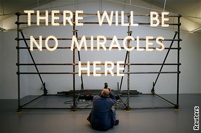 Nathan Coley - instalace There Will Be No Miracles Here