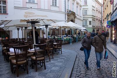 Venkovn restaurace na rohu Jilsk a Jalovcov ulice na Starm Mst na Praze 1