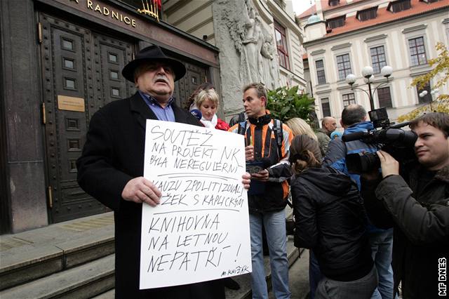 Milan Kníák na demonstraci píznivc a odprc Kaplického knihovny