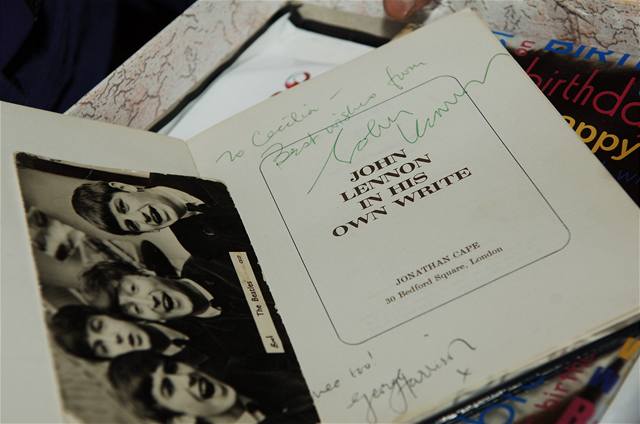 Vzácný dárek - kniha s podpisy Johna Lennona a George Harissona
