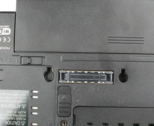 Toshiba - detail dokovacího portu s plastovými dvíky