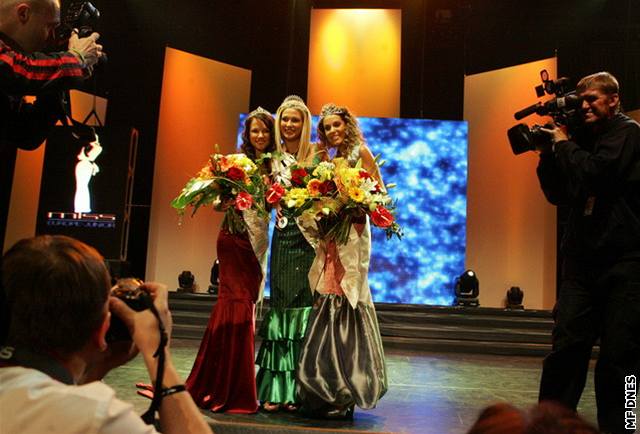 Ana Vernot (Srbsko), Rita Andreia Dos Santos Fernandes (Portugalsko) a Ina Avlasevica (Lotysko) v souti Miss Europe a World-Junior 2007