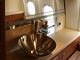 Luxusní toaleta v Airbusu A-319CJ - umyvadlo