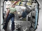 Kosmonauti uvnit nového modulu.