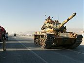 Turecké tanky jsou dlouhodob pipraveny poblí hranice s Irákem.