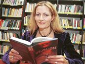 Kateina Janouchová se svým románem Nejblií.