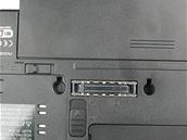 Toshiba - detail dokovacího portu s plastovými dvíky