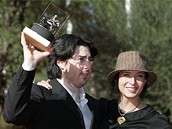 Reisér Jason Reitman a scénáristka Diablo Cody pózují s cenou pro film Juno na festivalu v ím