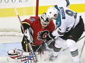 Calgary - San Jose: Milan Michálek p�ed Kiprusoffem