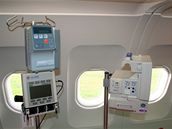 Vlevo infuzní pumpa s kapačkou, vpravo EKG v Airbusu A-319CJ