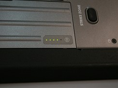Dell - detail indiktoru stavu nabit baterie