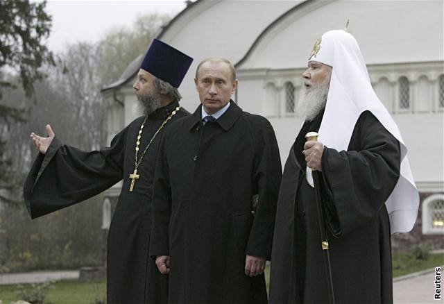 Putin se zúastnil bohosluby slouené ruským patriarchou Alexijem II.