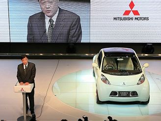 Prezident Mitsubishi Osamu Mashiko s konceptem i MiEV SPORT