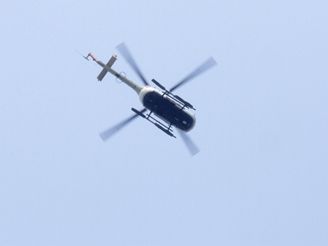 Pi peletu Ebersdorfu se petrhlo ocelové lano, na nm stroj pod vrtulníkem visel. Ilustraní foto