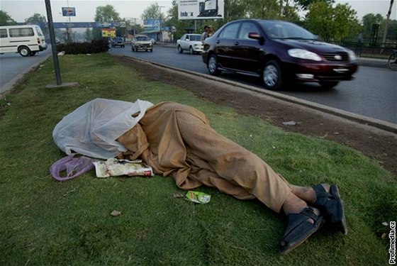 Mrtvý bezdomovec z okolí brnnského autobusového nádraí Zvonaka, pocházel ze Znojma, zjistila policie. Ilustraní foto