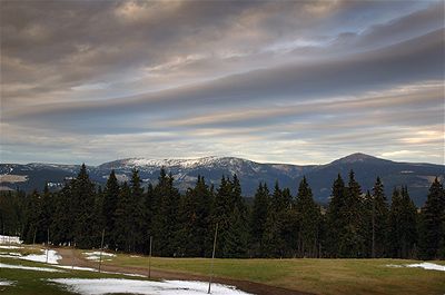 Pohled z Černé hory v Krkonoších na sever, vpravo na obzoru Sněžka