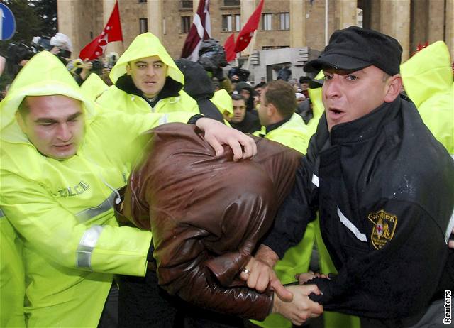 Policie se snaí rozehnat demonstraci v Gruzii, 7. listopadu 2007