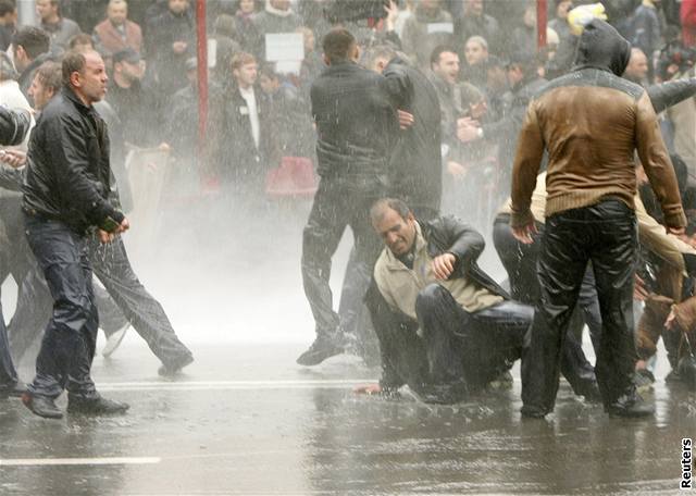 Policie se snaí rozehnat demonstraci v Gruzii, 7. listopadu 2007