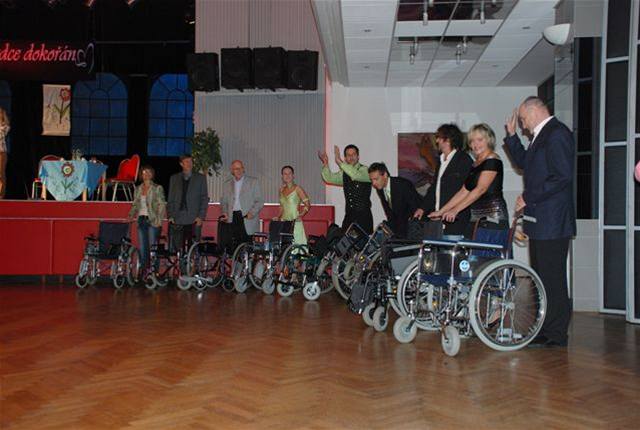 Úinkující pedali na závr veera dtskému centru Arpida deset vozík