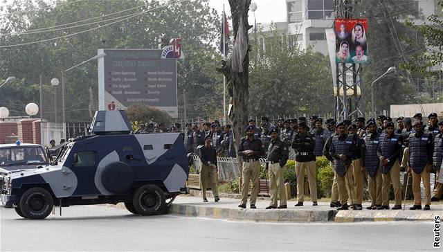 Pákistánská policie ostrait hlídá dm Bénazír Bhuttové