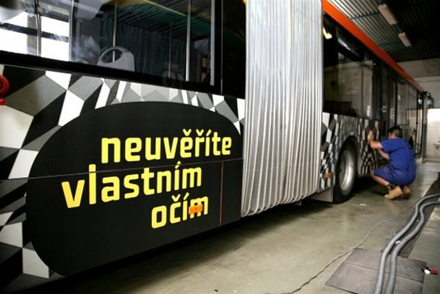 Reklamní autobus výstavy Victora Vasarelyho