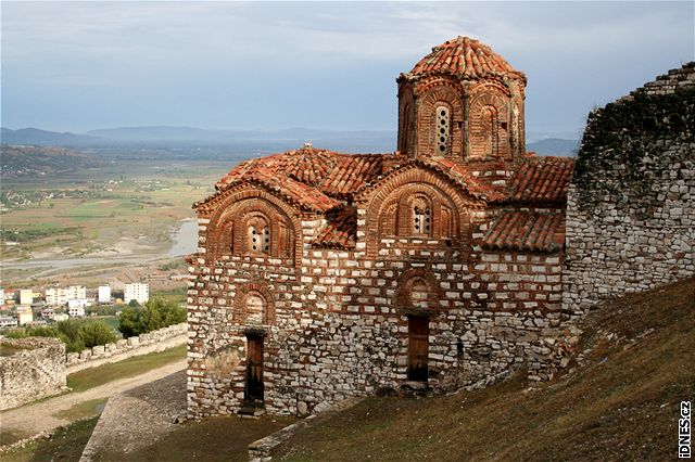 Kostelík svaté Trojice v areálu pevnosti pochází z přelomu 13. a 14. století