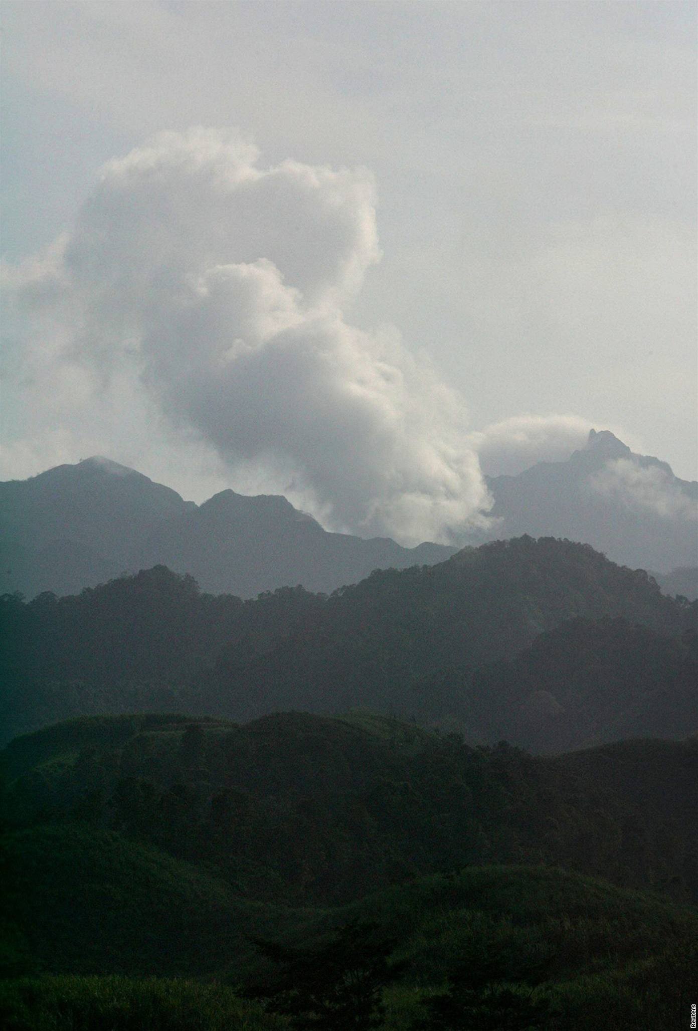 Sopka Mount Kelud zatím nevybouchla, chrlila vak sopený popel do výky 500 metr.