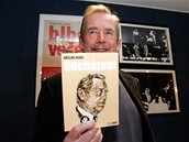 Václav Havel s kniním vydáním divadelní hry Odcházení