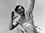 Johnny Weissmller byl v roce 1936 prvnm Tarzanem, kter na filmovm pltn promluvil