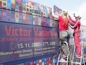 Reklamní autobus výstavy Victora Vasarelyho