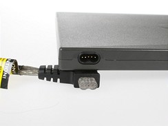APC - Jeden konektor funguje jako vstup i vstup