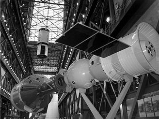 Maketa lodí Sojuz a Apollo na pařížském aerosalonu
