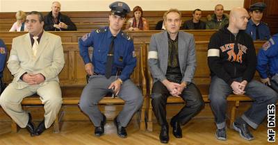 Bajram Pireci, Milan Novotný a Petr Kuitka u brnnského soudu (12. 11. 2007)
