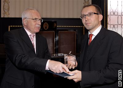 Václav Klaus pedává Danovi Maternovi cenu za vítzství v Czech Press Photo