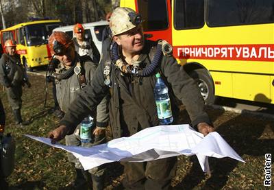 Záchraná pemýlí nad mapou nad dalí strategií záchranných prací