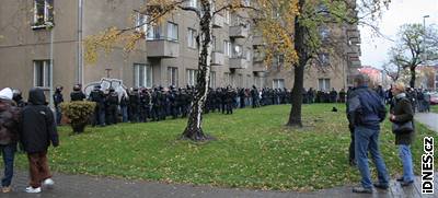 Policie donutila neonacisty ve Vysoanech stát u stny jednoho z dom. Postupn je po jednom kontrolovala