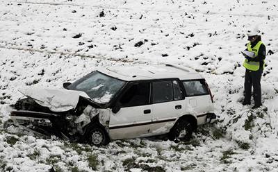 První sníh zejm zavinil i nehodu u jihomoravských Hruek. (11.11.2007)
