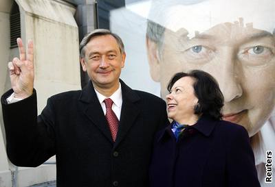 Danilo Türk pózuje fotografm se svou manelkou. Vítzstvím si je tém jist.