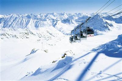 Z kabinky Pitz Panorama-bahn se vystupuje ve výce 3440 metr.