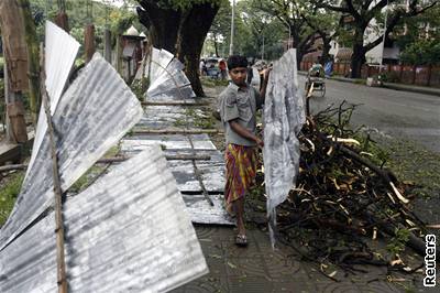 Poet mrtvých v Bangladéi stále stoupá. Cyklon mohl vzít ivot a deseti tisícm lidí, tvrdí tamní televize.
